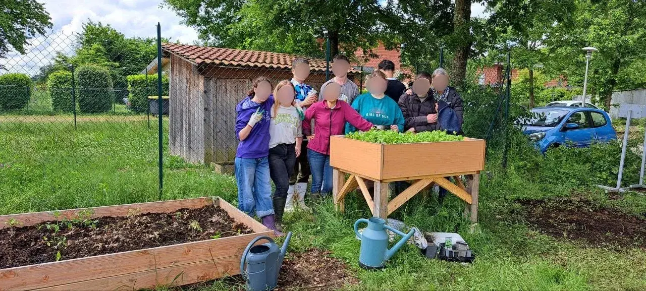 Élèves participant aux semis et plantations