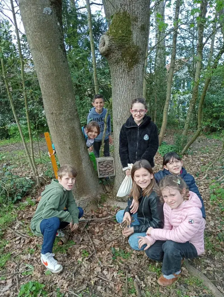 Atelier biodiversité dans le jardin de l'école primaire